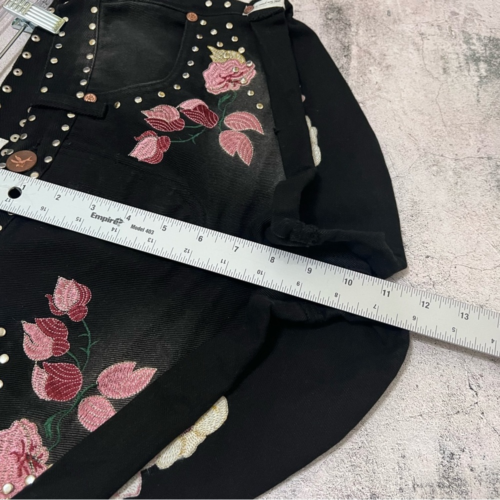 One Teaspoon Bandits Low Rise Relaxed Black Denim Floral Embroidered Shorts 26 - Picture 5 of 11